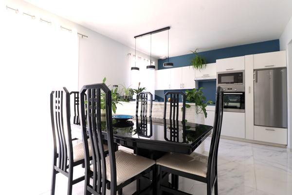 MAISON FAMILIALE LUMINEUSE AVEC GARAGE ET JARDIN ARBORÉ