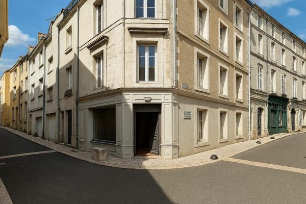 BUREAUX EN ANGLE DE RUE – CENTRE-VILLE, FORTE VISIBILITÉ, PROCHE HALLES