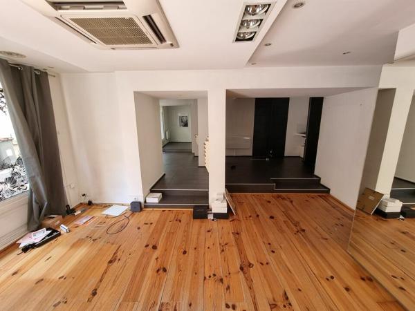 BUREAUX EN ANGLE DE RUE – CENTRE-VILLE, FORTE VISIBILITÉ, PROCHE HALLES