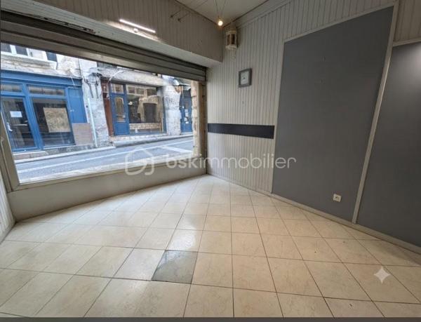 Droit au bail
À la recherche de l'emplacement idéal pour votre future activité ? 
Saisissez cette opportunité de reprendre un pas de porte de 43 m² situé en plein cœur de Barjac, commune dynamique et touristique.
Ce local, bénéficiant d'une belle visibilité en rue passante, offre un espace optimisé et modulable pour tout type d'activité commerciale ou de services (hors nuisances).
Points forts :
Surface : 43 m² fonctionnels.
Emplacement : Emplacement stratégique à Barjac, favorisant le flux de clientèle.
Visibilité : Vitrine attractive permettant une excellente mise en avant de votre enseigne.
Flexibilité : Espace prêt à être aménagé selon votre projet professionnel.

Conditions financières :
Prix du droit au bail  : 26000 €
Loyer mensuel : 500 € 
Type de bail : bail commercial 3/6/9
