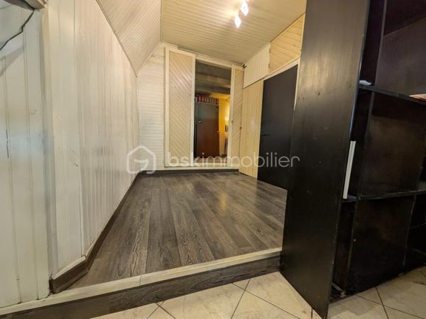 Droit au bail
À la recherche de l'emplacement idéal pour votre future activité ? 
Saisissez cette opportunité de reprendre un pas de porte de 43 m² situé en plein cœur de Barjac, commune dynamique et touristique.
Ce local, bénéficiant d'une belle visibilité en rue passante, offre un espace optimisé et modulable pour tout type d'activité commerciale ou de services (hors nuisances).
Points forts :
Surface : 43 m² fonctionnels.
Emplacement : Emplacement stratégique à Barjac, favorisant le flux de clientèle.
Visibilité : Vitrine attractive permettant une excellente mise en avant de votre enseigne.
Flexibilité : Espace prêt à être aménagé selon votre projet professionnel.

Conditions financières :
Prix du droit au bail  : 26000 €
Loyer mensuel : 500 € 
Type de bail : bail commercial 3/6/9