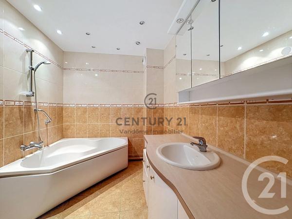 Appartement F3 à vendre  4 pièces - 106 m 2   CREPY EN VALOIS  - 60