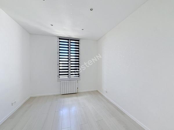 MONTREUIL, PROCHE COMMERCES ET ECOLES, JOLI 3 PIECES TRAVERSANT ENTIEREMENT RENOVE AVEC 2 CAVES.
