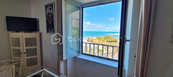 EN EXCLUSIVITE !
Coup de cœur assuré pour cet appartement 3 Pièces bénéficiant d'une vue imprenable sur l'océan.
Idéalement situé sur la prestigieuse Place Sainte Eugénie, surplombant le Port Vieux, vous pourrez profiter pleinement de la vie balnéaire et d'un cadre exceptionnel à quelques minutes à pied de la Grande Plage, des halles de Biarritz et de toutes commodités.
L' appartement est lumineux et offre de nombreuses ouvertures avec vue dégagée sans vis à vis. 
Résidence sécurisée avec ascenseur. 
Quartier vivant et très recherché, opportunité rare et unique d'acquérir un bien sur la célèbre Place Sainte Eugénie. Je me tiens à votre disposition pour une visite et répondre à vos questions, à bientôt Séverine
