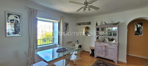 EN EXCLUSIVITE !
Coup de cœur assuré pour cet appartement 3 Pièces bénéficiant d'une vue imprenable sur l'océan.
Idéalement situé sur la prestigieuse Place Sainte Eugénie, surplombant le Port Vieux, vous pourrez profiter pleinement de la vie balnéaire et d'un cadre exceptionnel à quelques minutes à pied de la Grande Plage, des halles de Biarritz et de toutes commodités.
L' appartement est lumineux et offre de nombreuses ouvertures avec vue dégagée sans vis à vis. 
Résidence sécurisée avec ascenseur. 
Quartier vivant et très recherché, opportunité rare et unique d'acquérir un bien sur la célèbre Place Sainte Eugénie. Je me tiens à votre disposition pour une visite et répondre à vos questions, à bientôt Séverine