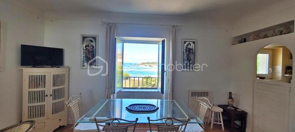 EN EXCLUSIVITE !
Coup de cœur assuré pour cet appartement 3 Pièces bénéficiant d'une vue imprenable sur l'océan.
Idéalement situé sur la prestigieuse Place Sainte Eugénie, surplombant le Port Vieux, vous pourrez profiter pleinement de la vie balnéaire et d'un cadre exceptionnel à quelques minutes à pied de la Grande Plage, des halles de Biarritz et de toutes commodités.
L' appartement est lumineux et offre de nombreuses ouvertures avec vue dégagée sans vis à vis. 
Résidence sécurisée avec ascenseur. 
Quartier vivant et très recherché, opportunité rare et unique d'acquérir un bien sur la célèbre Place Sainte Eugénie. Je me tiens à votre disposition pour une visite et répondre à vos questions, à bientôt Séverine