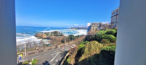 EN EXCLUSIVITE !
Coup de cœur assuré pour cet appartement 3 Pièces bénéficiant d'une vue imprenable sur l'océan.
Idéalement situé sur la prestigieuse Place Sainte Eugénie, surplombant le Port Vieux, vous pourrez profiter pleinement de la vie balnéaire et d'un cadre exceptionnel à quelques minutes à pied de la Grande Plage, des halles de Biarritz et de toutes commodités.
L' appartement est lumineux et offre de nombreuses ouvertures avec vue dégagée sans vis à vis. 
Résidence sécurisée avec ascenseur. 
Quartier vivant et très recherché, opportunité rare et unique d'acquérir un bien sur la célèbre Place Sainte Eugénie. Je me tiens à votre disposition pour une visite et répondre à vos questions, à bientôt Séverine