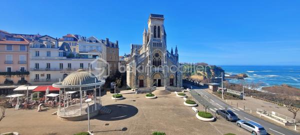 EN EXCLUSIVITE !
Coup de cœur assuré pour cet appartement 3 Pièces bénéficiant d'une vue imprenable sur l'océan.
Idéalement situé sur la prestigieuse Place Sainte Eugénie, surplombant le Port Vieux, vous pourrez profiter pleinement de la vie balnéaire et d'un cadre exceptionnel à quelques minutes à pied de la Grande Plage, des halles de Biarritz et de toutes commodités.
L' appartement est lumineux et offre de nombreuses ouvertures avec vue dégagée sans vis à vis. 
Résidence sécurisée avec ascenseur. 
Quartier vivant et très recherché, opportunité rare et unique d'acquérir un bien sur la célèbre Place Sainte Eugénie. Je me tiens à votre disposition pour une visite et répondre à vos questions, à bientôt Séverine