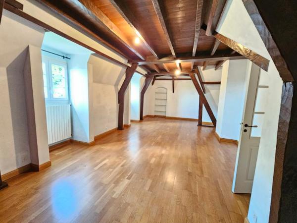 Maison de ville type 7, surface 245 m², garage privatif, sur un terrain 1012 m²