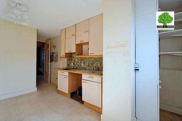 Viel Annecy, rue des Glieres, T1 dans bel immeuble art déco proximité gare.