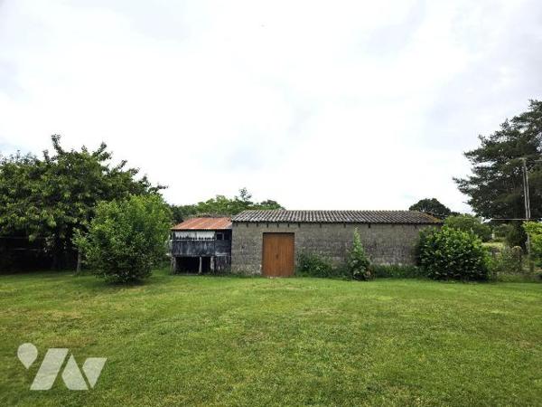 a 10MNS de REDON/GARE, EN HAMEAU, maison en pierre à rénover comprenant : cuisine, chambre, deu...