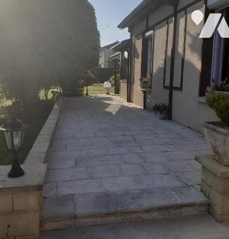 Maison avec grand terrain de 1800m2 avec bassin