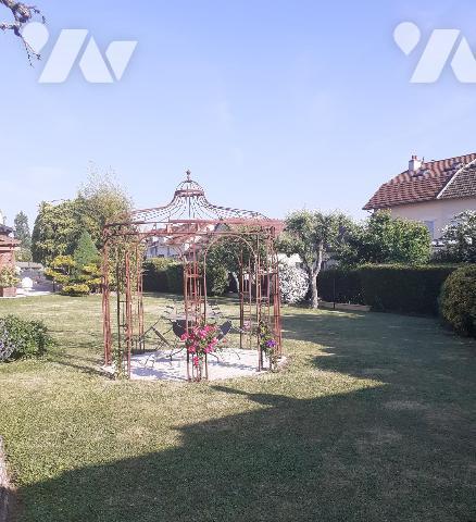 Maison avec grand terrain de 1800m2 avec bassin