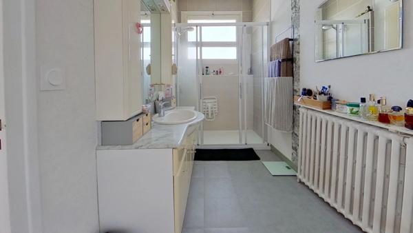 Maison de plain-pied - 4 chambres - garage - terrain clos