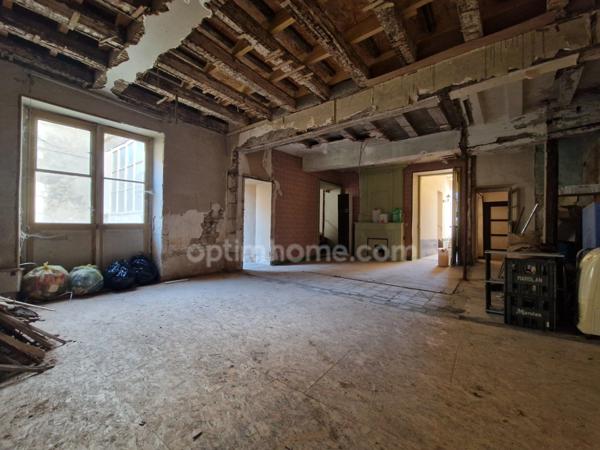 Maison de 152 m², 4 pièces, et immeuble à rénover de plus de 250 m² à fort potentiel locatif - PREUILLY SUR CLAISE (37)