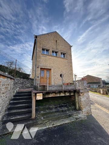Maison individuelle en pierre entièrement rénovée située sur la commune de Cheveuges comprenant...