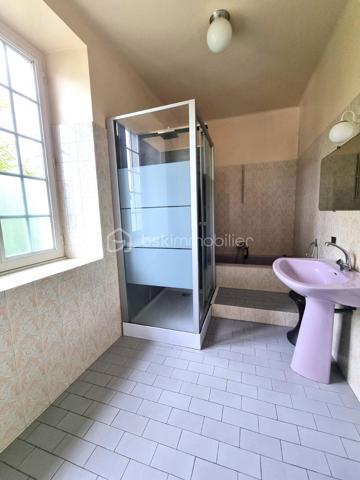 Située au calme et à proximité de toutes les commodités.
Maison de maître des années 1900 d’environ 170 m² comprenant :

• Rez-de-chaussée : une entrée, un WC, un salon-séjour de près de 30 m² donnant sur une jolie extension avec mezzanine de plus de 36 m², une grande cuisine familiale et une buanderie. 
• Étage : un palier desservant 4 chambres (de 9 à 14 m²), une salle d’eau ainsi qu’un WC. 

À l’extérieur, la propriété bénéficie de nombreuses dépendances comprenant un grand hangar, deux ateliers, un abri à bois et un puits.

Le tout sur une parcelle de plus de 2 900 m².

✅ Vous serez séduit par :
• Jardin entièrement clos 
• Aucun vis-à-vis 
• Cachet de l’ancien 
• Combles aménageables 
• Proximité immédiate des commodités (commerces, écoles, bus…) 
• Potentiel d’aménagement 

✅ Points techniques :
• Tout-à-l’égout 
• Travaux à prévoir


--- --- --- --- --- --- --- --- --- --- --- --- --- --- --- --- --- --- --- --- 
⭐ACCOMPAGNEMENT SUR MESURE
Vous souhaitez vendre votre bien ?
Contactez-moi. Evaluation OFFERTE sous 48h !

⭐VENTE IMMOBILIÈRE – Finistère Sud
Échangeons sur votre projet pour définir la meilleure stratégie de vente.

⭐APPORTEURS D'AFFAIRES
Vous connaissez quelqu'un qui souhaite vendre ?
Contactez-moi. Rémunération attractive !
--- --- --- --- --- --- --- --- --- --- --- --- --- --- --- --- --- --- --- ---