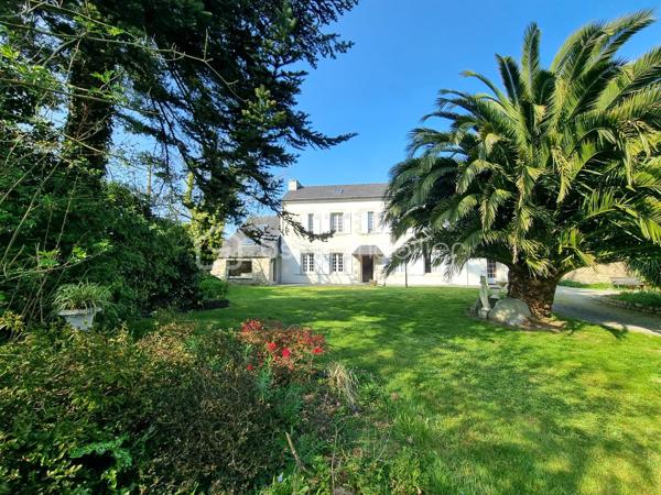 Située au calme et à proximité de toutes les commodités.
Maison de maître des années 1900 d’environ 170 m² comprenant :

• Rez-de-chaussée : une entrée, un WC, un salon-séjour de près de 30 m² donnant sur une jolie extension avec mezzanine de plus de 36 m², une grande cuisine familiale et une buanderie. 
• Étage : un palier desservant 4 chambres (de 9 à 14 m²), une salle d’eau ainsi qu’un WC. 

À l’extérieur, la propriété bénéficie de nombreuses dépendances comprenant un grand hangar, deux ateliers, un abri à bois et un puits.

Le tout sur une parcelle de plus de 2 900 m².

✅ Vous serez séduit par :
• Jardin entièrement clos 
• Aucun vis-à-vis 
• Cachet de l’ancien 
• Combles aménageables 
• Proximité immédiate des commodités (commerces, écoles, bus…) 
• Potentiel d’aménagement 

✅ Points techniques :
• Tout-à-l’égout 
• Travaux à prévoir


--- --- --- --- --- --- --- --- --- --- --- --- --- --- --- --- --- --- --- --- 
⭐ACCOMPAGNEMENT SUR MESURE
Vous souhaitez vendre votre bien ?
Contactez-moi. Evaluation OFFERTE sous 48h !

⭐VENTE IMMOBILIÈRE – Finistère Sud
Échangeons sur votre projet pour définir la meilleure stratégie de vente.

⭐APPORTEURS D'AFFAIRES
Vous connaissez quelqu'un qui souhaite vendre ?
Contactez-moi. Rémunération attractive !
--- --- --- --- --- --- --- --- --- --- --- --- --- --- --- --- --- --- --- ---