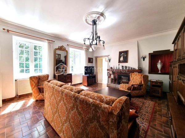 Située au calme et à proximité de toutes les commodités.
Maison de maître des années 1900 d’environ 170 m² comprenant :

• Rez-de-chaussée : une entrée, un WC, un salon-séjour de près de 30 m² donnant sur une jolie extension avec mezzanine de plus de 36 m², une grande cuisine familiale et une buanderie. 
• Étage : un palier desservant 4 chambres (de 9 à 14 m²), une salle d’eau ainsi qu’un WC. 

À l’extérieur, la propriété bénéficie de nombreuses dépendances comprenant un grand hangar, deux ateliers, un abri à bois et un puits.

Le tout sur une parcelle de plus de 2 900 m².

✅ Vous serez séduit par :
• Jardin entièrement clos 
• Aucun vis-à-vis 
• Cachet de l’ancien 
• Combles aménageables 
• Proximité immédiate des commodités (commerces, écoles, bus…) 
• Potentiel d’aménagement 

✅ Points techniques :
• Tout-à-l’égout 
• Travaux à prévoir


--- --- --- --- --- --- --- --- --- --- --- --- --- --- --- --- --- --- --- --- 
⭐ACCOMPAGNEMENT SUR MESURE
Vous souhaitez vendre votre bien ?
Contactez-moi. Evaluation OFFERTE sous 48h !

⭐VENTE IMMOBILIÈRE – Finistère Sud
Échangeons sur votre projet pour définir la meilleure stratégie de vente.

⭐APPORTEURS D'AFFAIRES
Vous connaissez quelqu'un qui souhaite vendre ?
Contactez-moi. Rémunération attractive !
--- --- --- --- --- --- --- --- --- --- --- --- --- --- --- --- --- --- --- ---