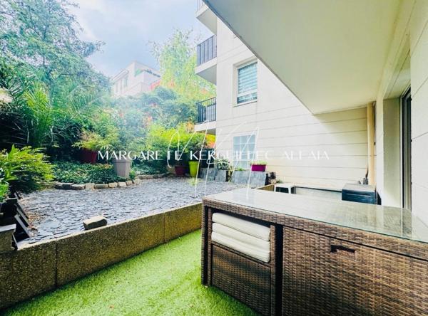 Appartement de 3 pièces situé en rez de jardin avec jardin-terrasse.