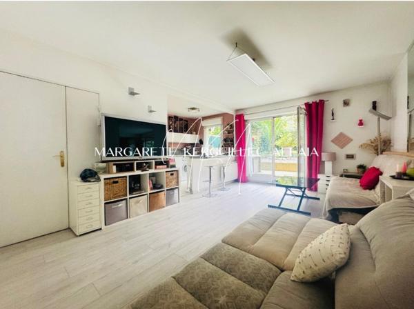 Appartement de 3 pièces situé en rez de jardin avec jardin-terrasse.