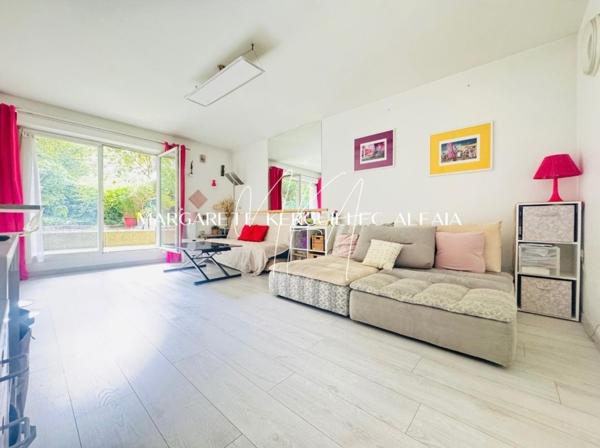 Appartement de 3 pièces situé en rez de jardin avec jardin-terrasse.