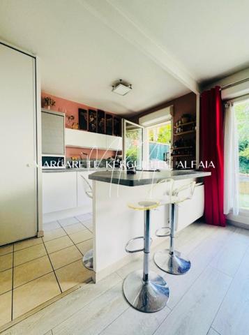Appartement de 3 pièces situé en rez de jardin avec jardin-terrasse.