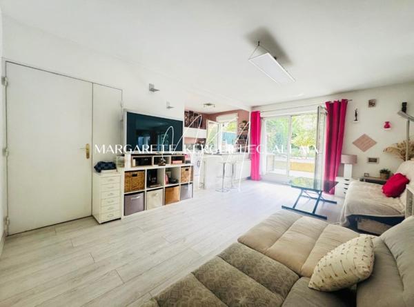 Appartement de 3 pièces situé en rez de jardin avec jardin-terrasse.