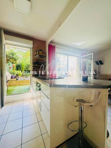 Appartement de 3 pièces situé en rez de jardin avec jardin-terrasse.