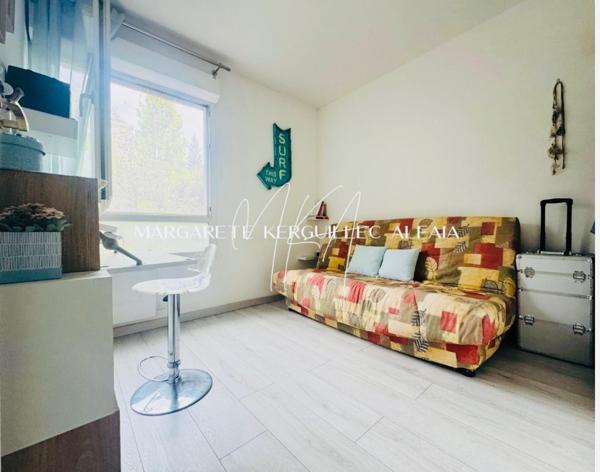 Appartement de 3 pièces situé en rez de jardin avec jardin-terrasse.