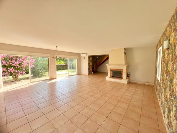 47140 PENNE D AGENAIS A Penne d'Agenais, magnifique maison avec jardin, piscine et double garage