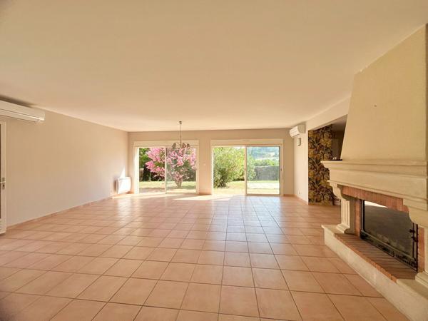 47140 PENNE D AGENAIS A Penne d'Agenais, magnifique maison avec jardin, piscine et double garage