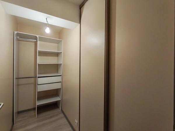Immeuble de rapport avec T2 loué, T4 libre et garage à Pavie. Idéal investisseur.
