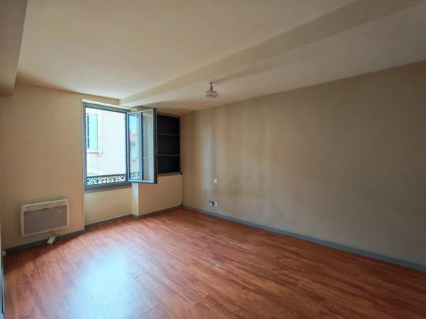 Immeuble de rapport avec T2 loué, T4 libre et garage à Pavie. Idéal investisseur.