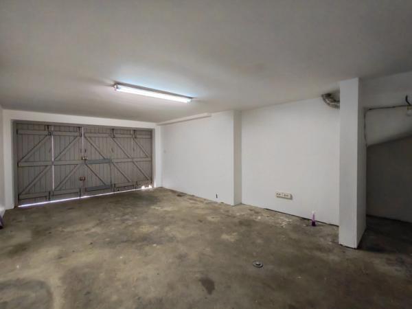 Immeuble de rapport avec T2 loué, T4 libre et garage à Pavie. Idéal investisseur.