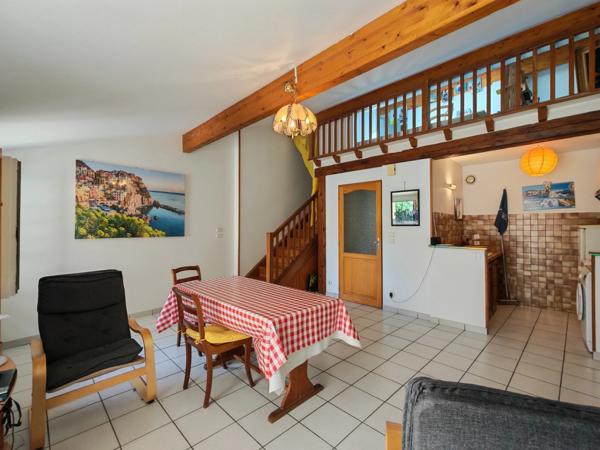 Immeuble de rapport avec T2 loué, T4 libre et garage à Pavie. Idéal investisseur.