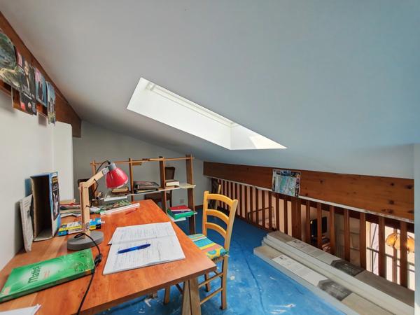 Immeuble de rapport avec T2 loué, T4 libre et garage à Pavie. Idéal investisseur.