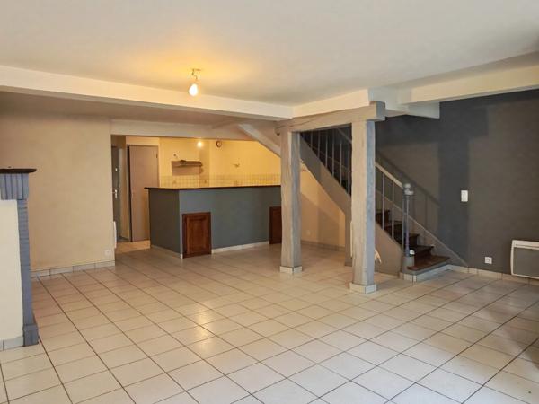 Immeuble de rapport avec T2 loué, T4 libre et garage à Pavie. Idéal investisseur.