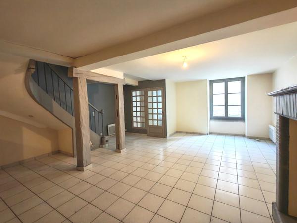 Immeuble de rapport avec T2 loué, T4 libre et garage à Pavie. Idéal investisseur.