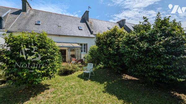 Au centre ville de St-Pol-de-Léon, grande maison avec jardin clos et garage.