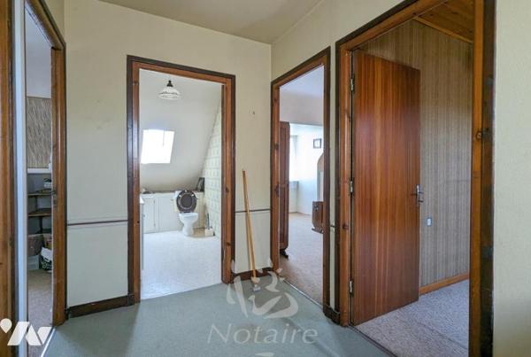 Au centre ville de St-Pol-de-Léon, grande maison avec jardin clos et garage.