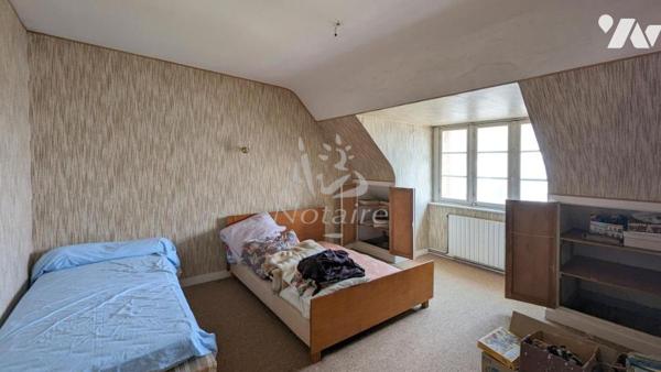 Au centre ville de St-Pol-de-Léon, grande maison avec jardin clos et garage.