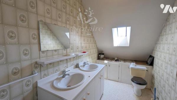 Au centre ville de St-Pol-de-Léon, grande maison avec jardin clos et garage.