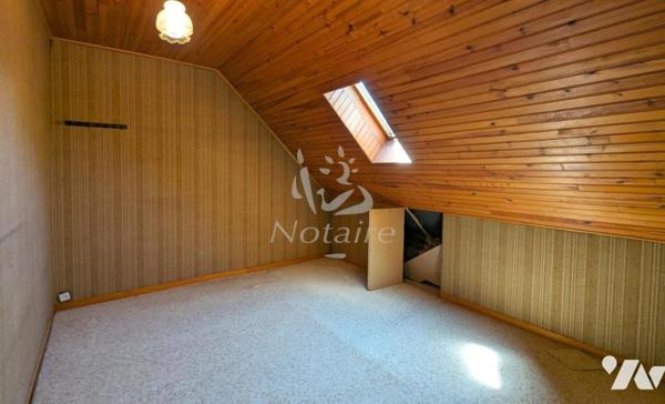 Au centre ville de St-Pol-de-Léon, grande maison avec jardin clos et garage.