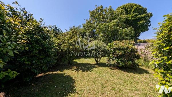 Au centre ville de St-Pol-de-Léon, grande maison avec jardin clos et garage.