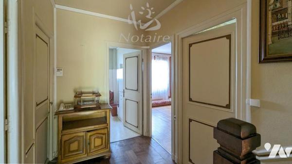 Au centre ville de St-Pol-de-Léon, grande maison avec jardin clos et garage.