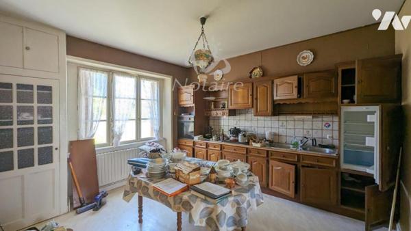 Au centre ville de St-Pol-de-Léon, grande maison avec jardin clos et garage.