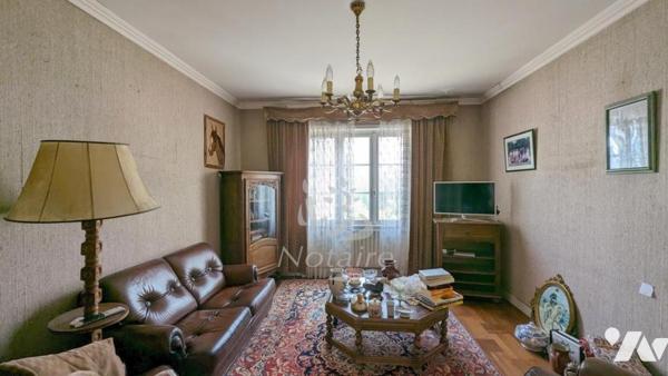 Au centre ville de St-Pol-de-Léon, grande maison avec jardin clos et garage.