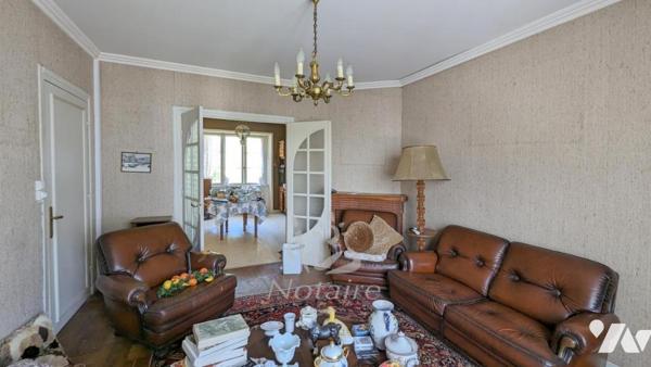 Au centre ville de St-Pol-de-Léon, grande maison avec jardin clos et garage.