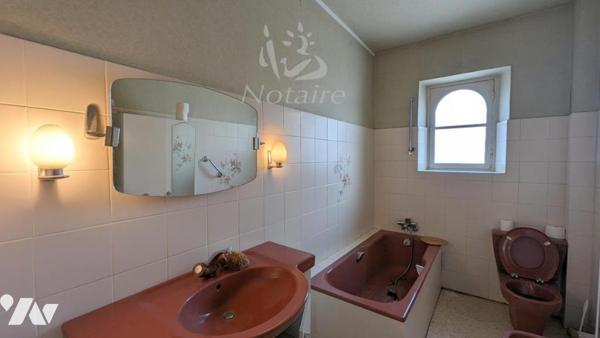 Au centre ville de St-Pol-de-Léon, grande maison avec jardin clos et garage.